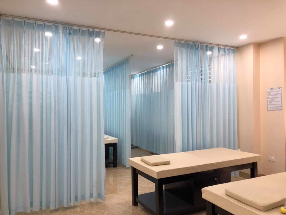 Mẫu rèm này thường được làm từ vải kháng khuẩn và được treo từ trần thả xuống.