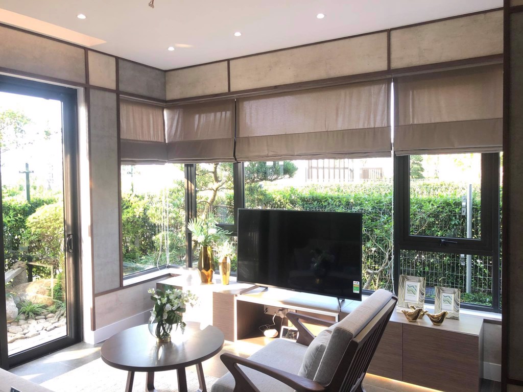 Dùng rèm cửa để trang trí nội thất căn nhà là yếu tố không thể xem nhẹ nếu muốn căn nhà của bạn thêm phần sang trọng, tinh tế.