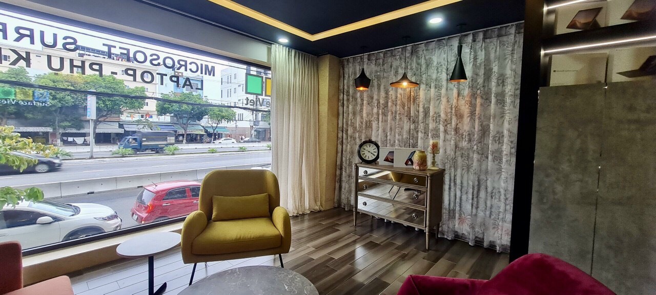 Rèm cửa giúp ngăn tia nắng trực tiếp từ ánh mặt trời chiếu vào trong nhà