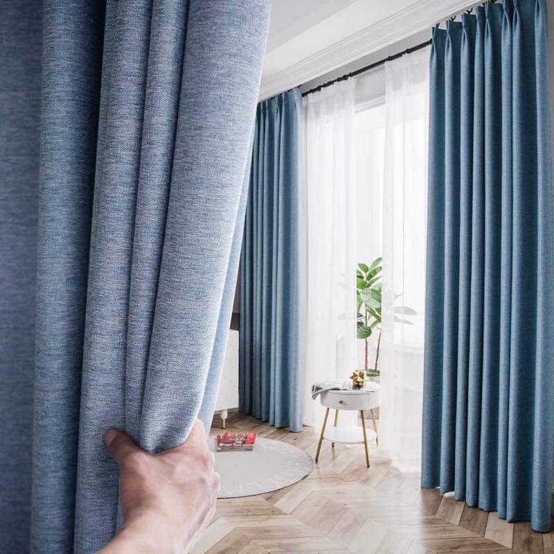 Bạn hoàn toàn sẽ cảm nhận được không gian thông thoáng, mát mẻ khi sử dụng một chiếc rèm vải Bỉ cho căn hộ của mình