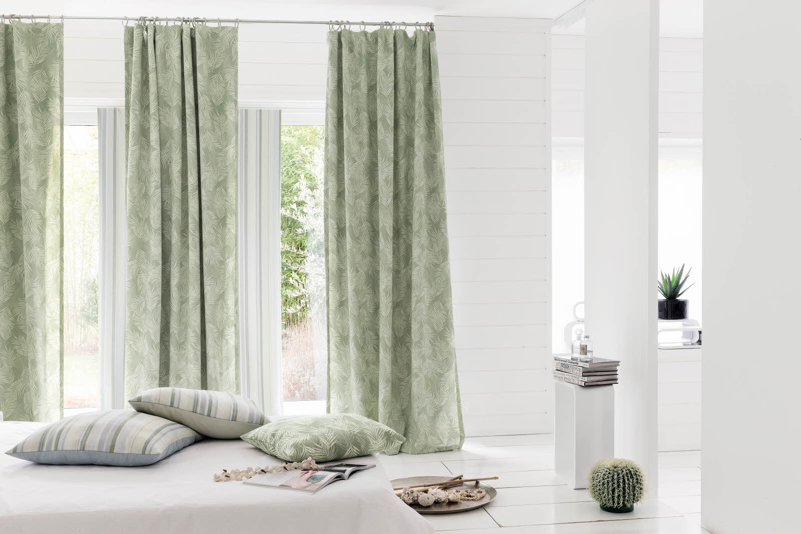 Rèm vải rất dễ phối hợp với các nội thất khác trong phòng như giường ngủ, tủ quần áo hay màu sơn tường.