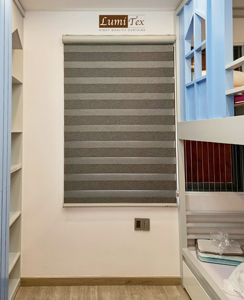 Rèm cuốn được làm chủ yếu bằng chất liệu polyester nên có thể dễ dàng lau chùi và vệ sinh