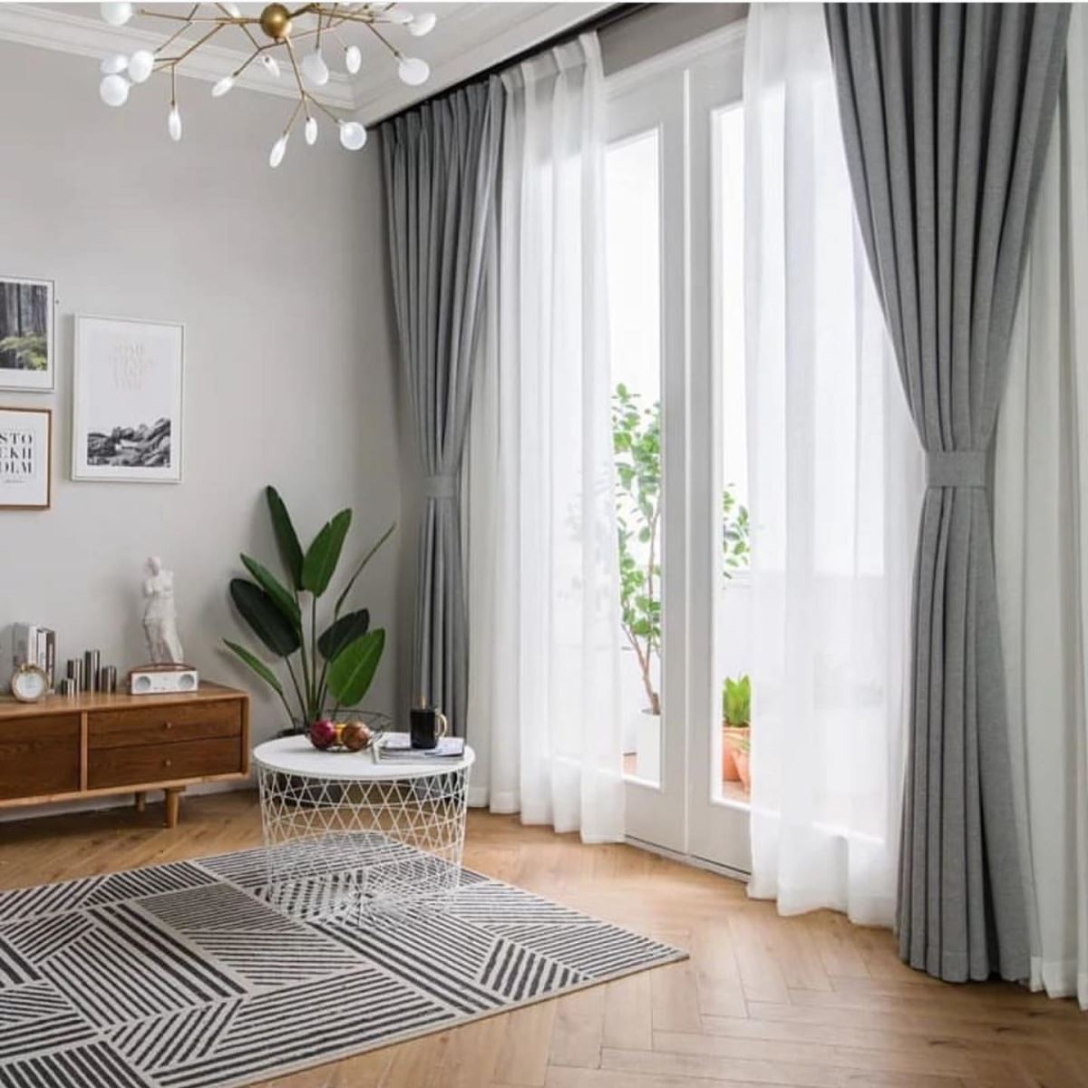 Với vẻ đẹp thướt tha, mềm mại của rèm vải giúp tôn lên vẻ đẹp sang trọng của ngôi nhà