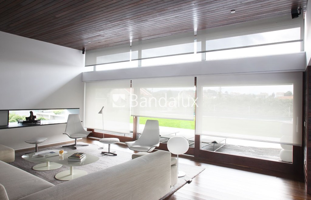 Sự đơn giản trong thiết kế của rèm cuốn chống nắng cao cấp làm cho nó trở thành một bổ sung tuyệt vời cho văn phòng