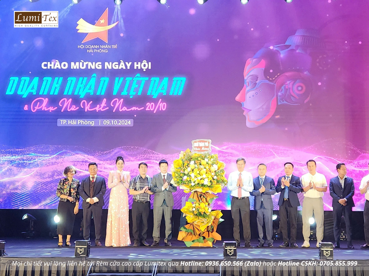 Phó Chủ tịch Thường trực UBND thành phố Lê Anh Quân tặng hoa chúc mừng Hội Doanh nhân trẻ Hải Phòng.