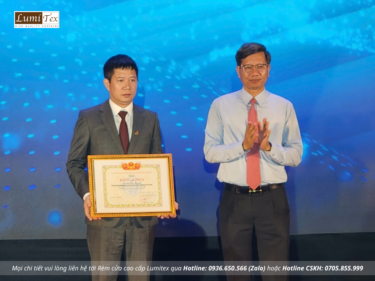 Phó Chủ tịch Thường trực UBND thành phố Lê Anh Quân trao Bằng khen của Thủ tướng Chính phủ cho anh Đỗ Hữu Huỳnh, Phó Chủ tịch Hội Doanh nhân trẻ Việt Nam, Chủ tịch Hội Doanh nhân trẻ Hải Phòng.