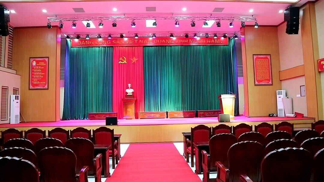 ​Cần lựa chọn những mẫu rèm phù hợp với từng công năng của sân khấu giúp tổng thể của sân khấu trở nên hài hòa.