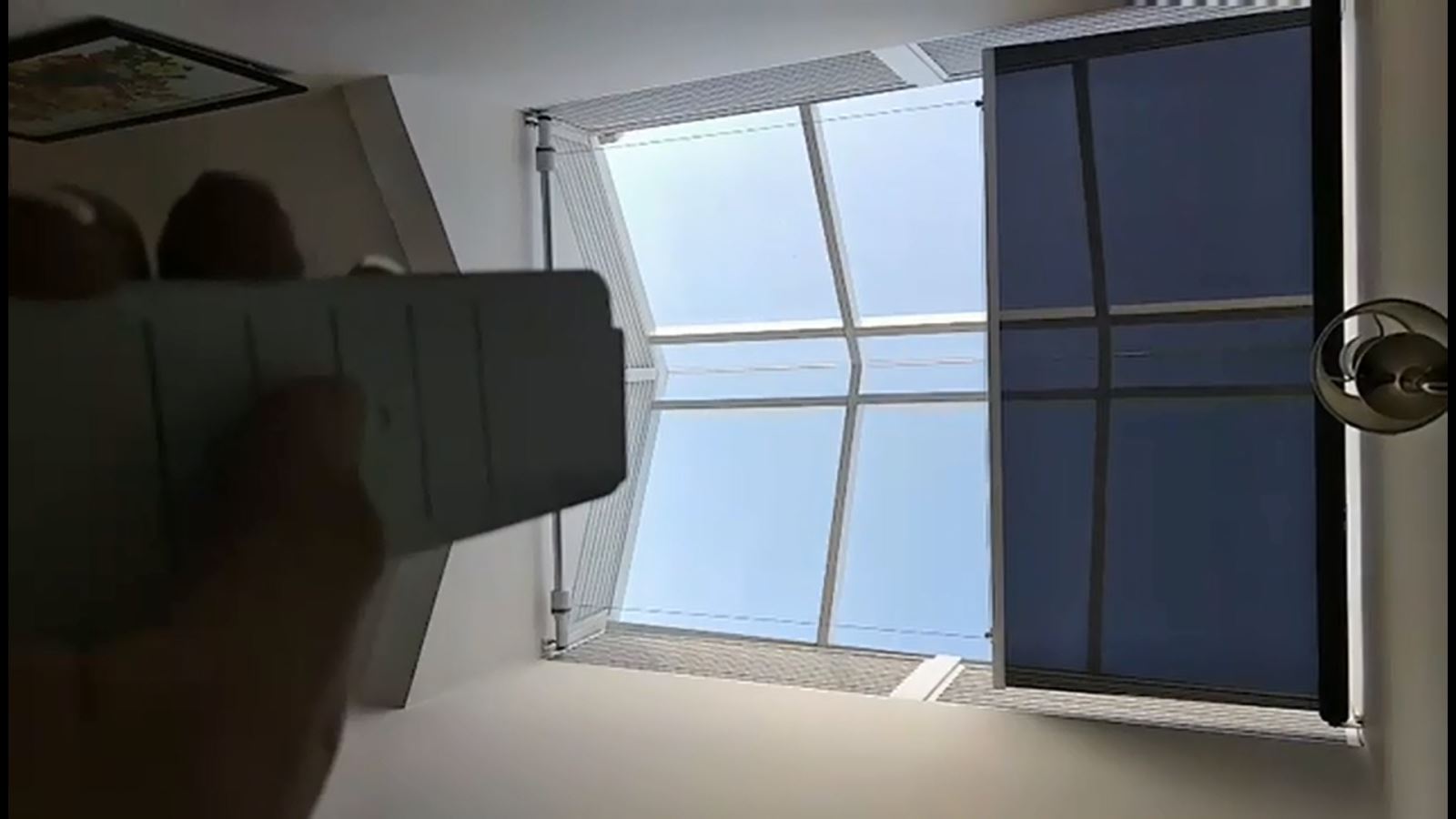 Rèm tự động giếng trời được xem là một giải pháp kiến trúc vừa đảm bảo tính công năng, thẩm mỹ mang lại hiệu quả cao được nhiều gia chủ áp dụng