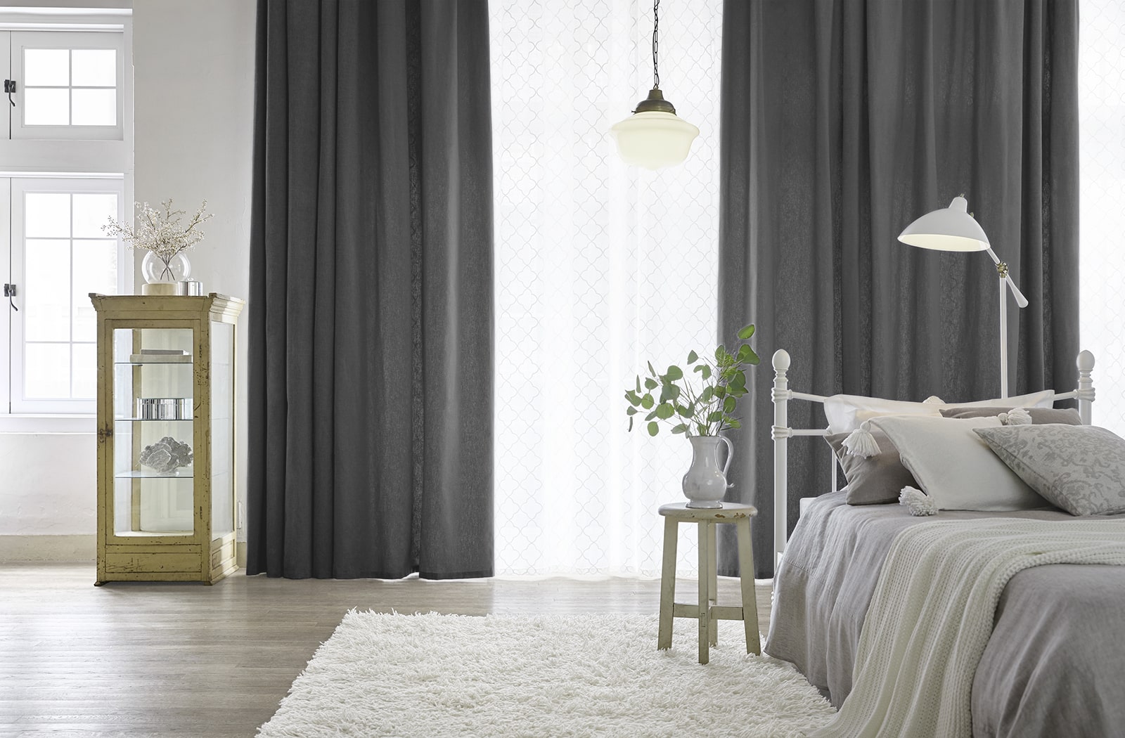 ​Rèm vải cản sáng vừa đảm bảo cho cản sáng cho căn phòng, vừa đem lại sự kín đáo cho căn phòng.