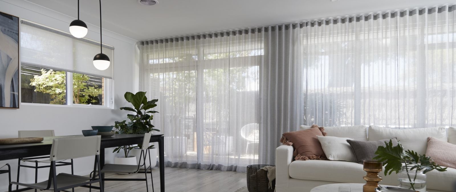 Rèm cửa không quá sặc sỡ, lòe loẹt sẽ dễ dàng gắn kết các thành viên trong gia đình lại gần nhau hơn