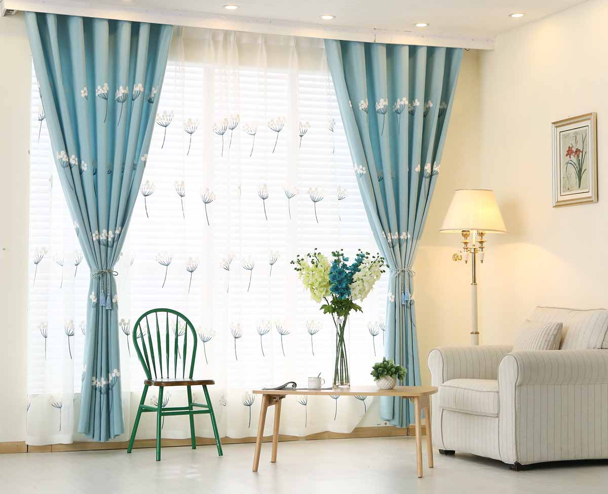 Rèm cửa cản ánh nắng nhưng vẫn không làm mất đi ánh sáng của phòng