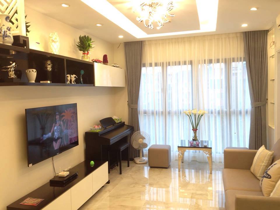 Rèm vải xám tạo cảm giác ấn tượng với người nhìn ngay từ những giây phút đầu tiên