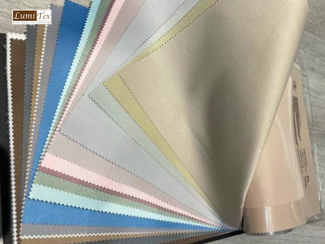 Rèm chống cháy là sản phẩm được làm từ các chất liệu chịu nhiệt độ cao như vải thủy tinh, sợi thép không gỉ, polyme bột nhôm