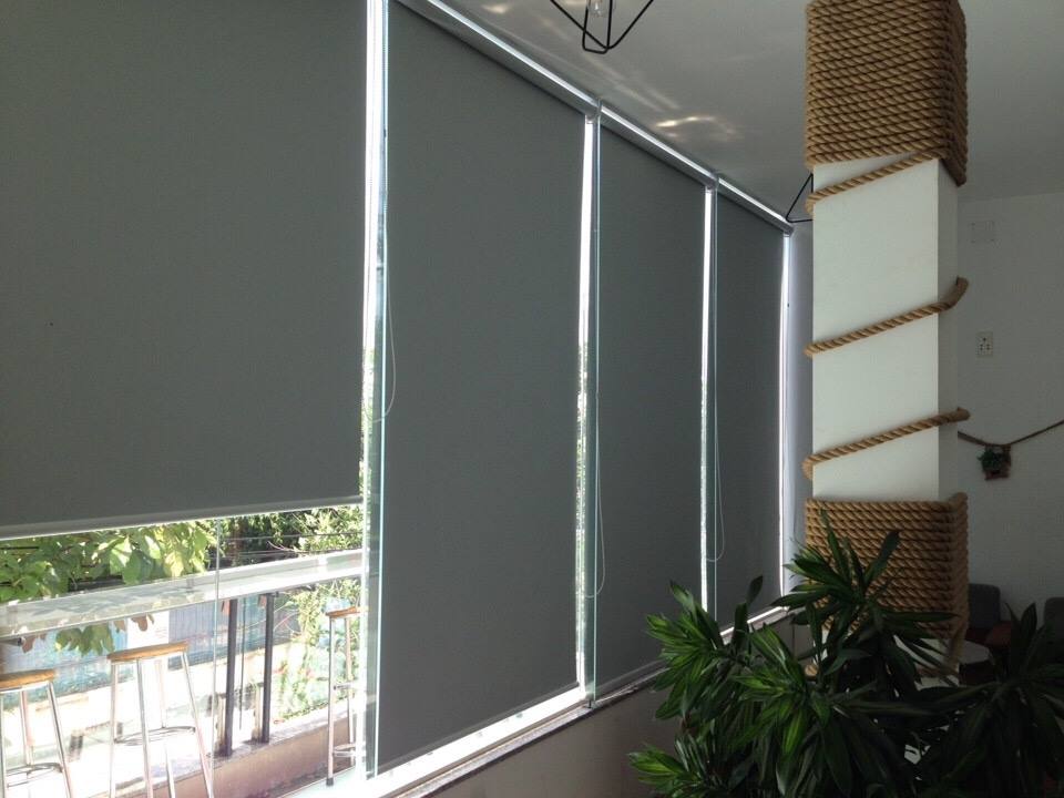 Rèm cuốn ban công là giải pháp giúp cho những khu vực ban công của các tòa nhà cao tầng, chung cư cản nắng, nhiệt được sử dụng rộng rãi hiện nay
