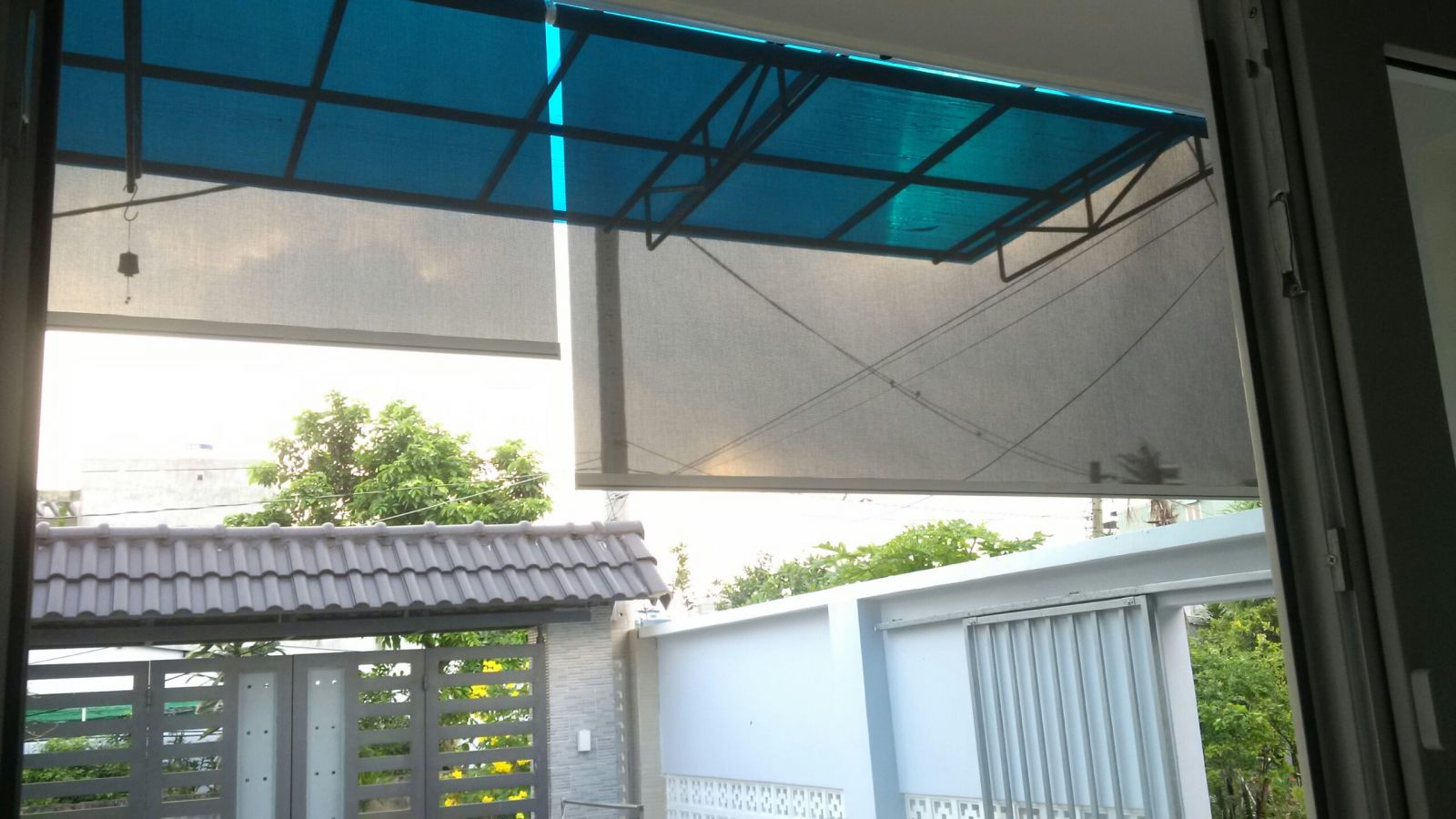 ​Bạn có thể đóng/mở rèm theo ý muốn bằng tay hoặc thiết bị điều khiển.