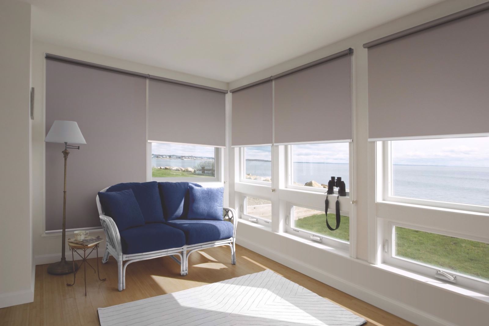 Rèm cuốn tự động giúp bạn dễ dàng điều khiển rèm từ khoảng cách xa mà không tốn công di chuyển.