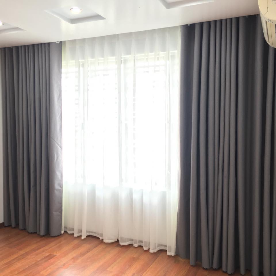 Sự kết hợp giữa màu đen huyền bí và màu trắng thanh thoát sẽ cho ra đời những tấm rèm cửa với màu xám 