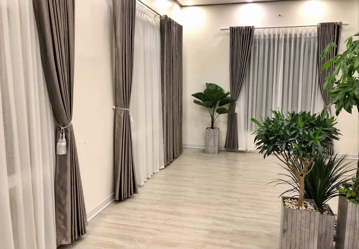 Rèm cửa Lumitex tạo vẻ mềm mại, dịu dàng và thanh mảnh hơn cho nhà phố hiện đại.
