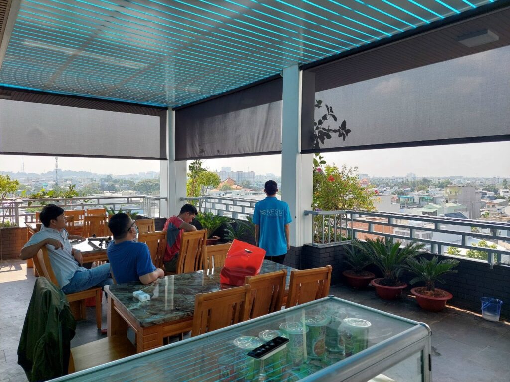 Với những chiếc rèm cuốn tự động ngoài trời không gian sẽ thông thoáng nhưng sẽ không quá nóng nực vào mùa hè.