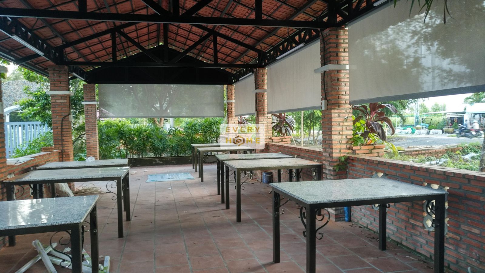 Rèm tự động ngoài trời được đánh giá cao, khi những thiết kế không gian nhà hàng, quán café hướng đến không gian mở