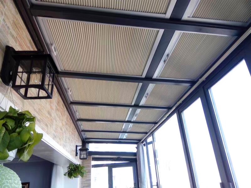 Với thiết kế hiện đại, sự tiện dụng và bắt mắt, rèm trần tổ ong tự động là giải pháp che nắng giếng trời hoàn hảo