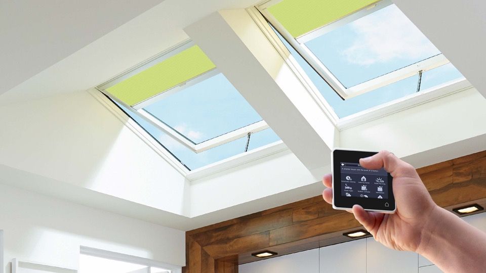 ​Nhờ có động cơ rèm tự động được gắn vào trong bộ rèm, chúng ta có thể dễ dàng điều khiển độ mở của rèm qua điều khiển