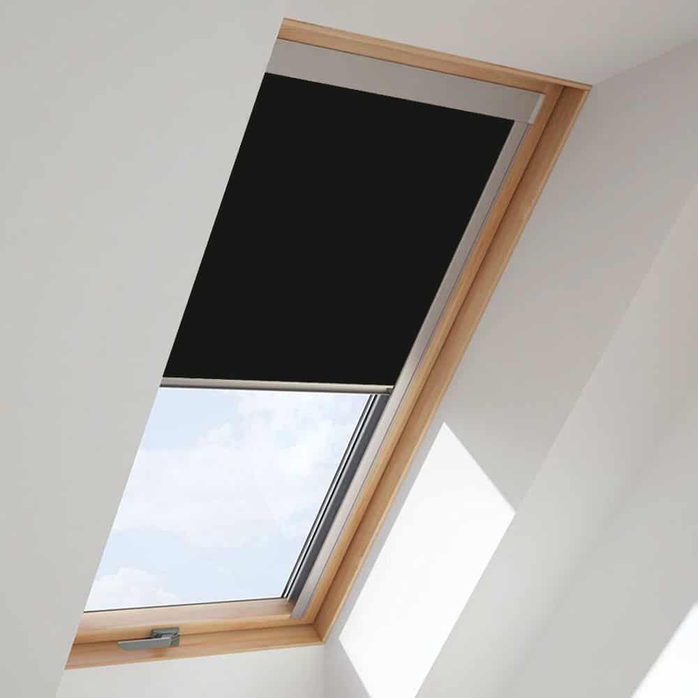 Rèm phẳng tự động có thiết kế nhỏ gọn đơn giản thường được sử dụng cho những không gian giếng trời nằm cao trên trần nhà