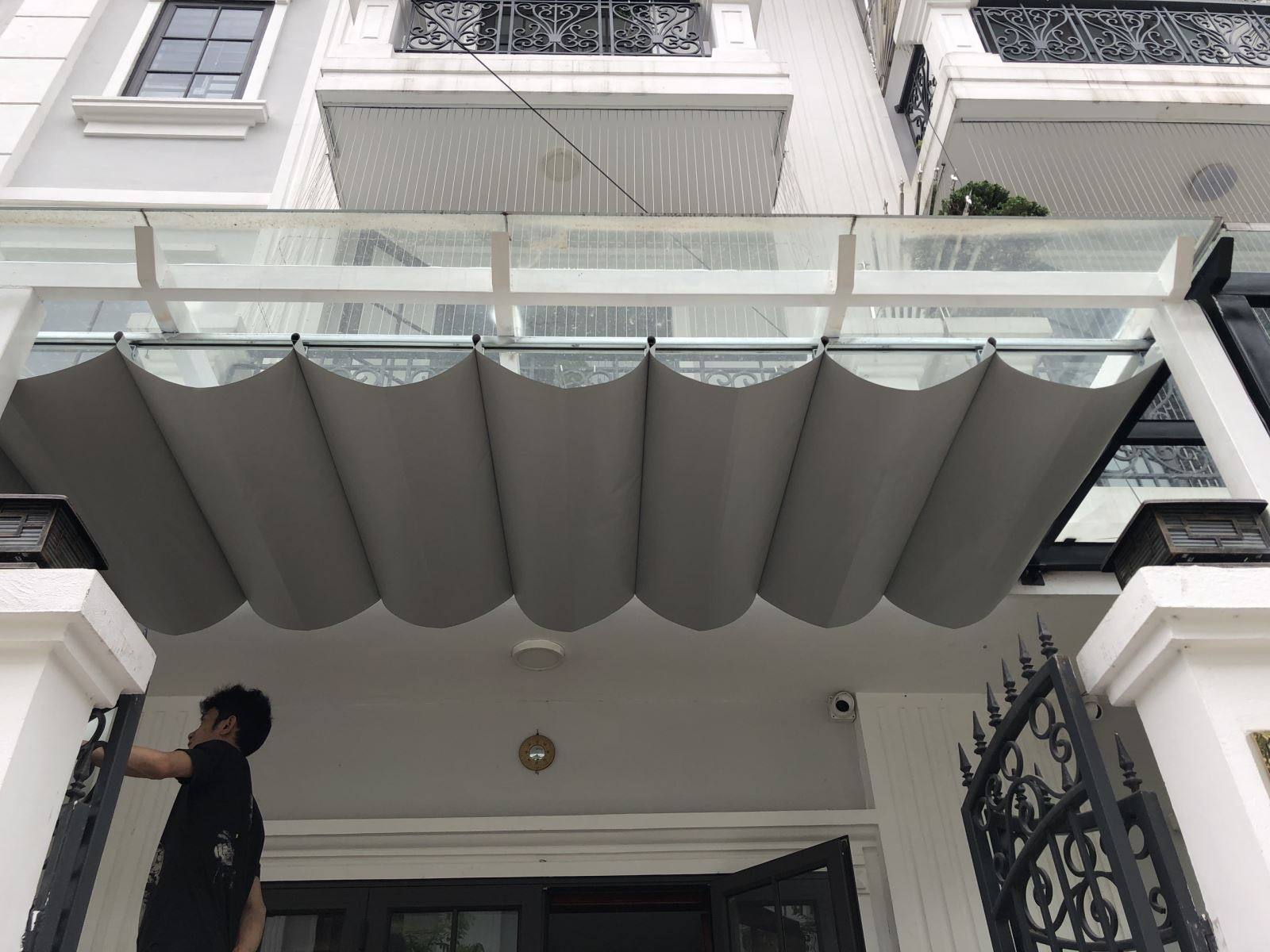 Đây là giải pháp vừa trang trí vừa che nắng, chắn sáng cho không gian ngoài trời