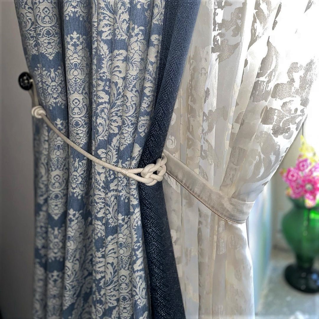 Những họa tiết từ đường kim mũi chỉ đều cẩn thận, tỉ mỉ, không bung tuột chỉ hay dễ rách