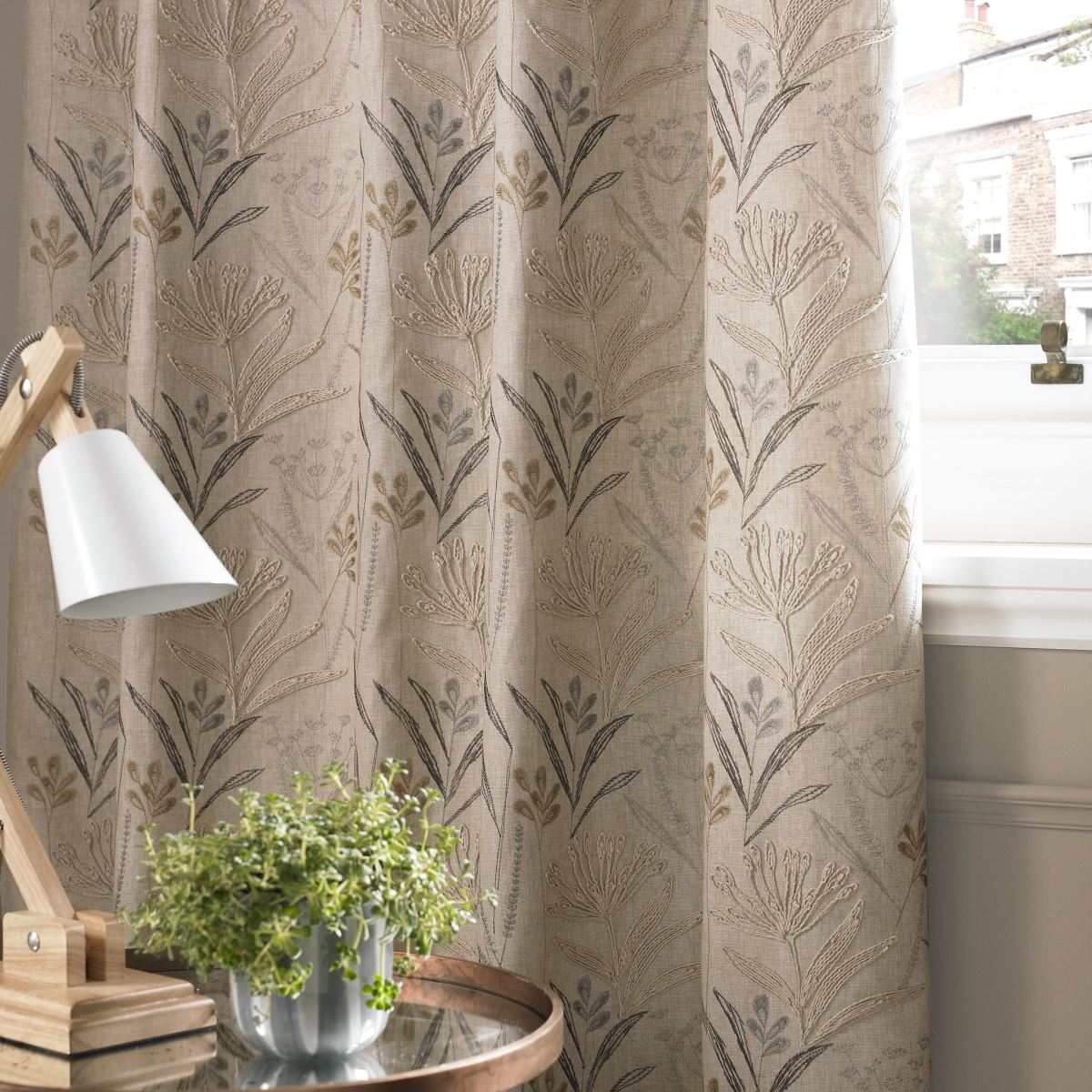 Rèm vải Anh được xem là sự lựa chọn hoàn hảo, nhằm mang đến cho bạn sự lựa chọn phù hợp cho không gian sang trọng.