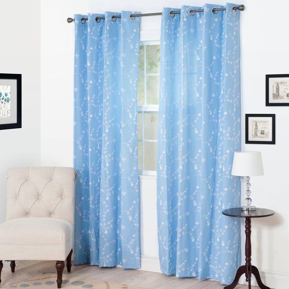 Rèm màu xanh nước biển dành được sự quan tâm của nhiều gia đình