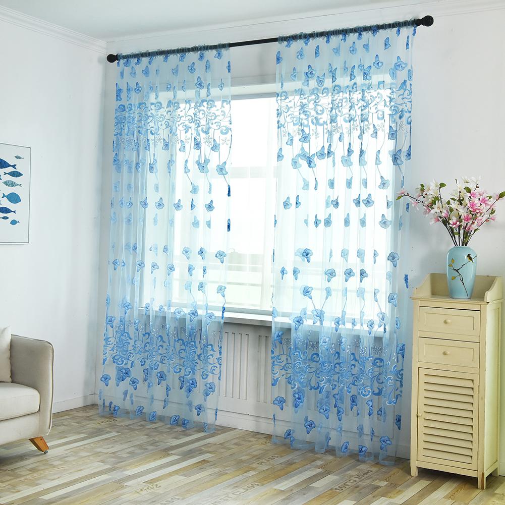 Rèm vải voan điểm thêm nhưng bông hoa màu xanh nhỏ cho căn phòng thêm lãng mạn