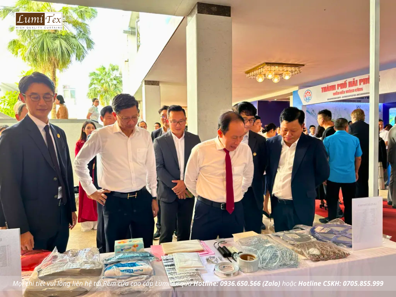 Đồng chí Bí thư Thành uỷ Hải Phòng – Lê Tiến Châu cùng các lãnh đạo thành phố và đại biểu lãnh đạo 700 doanh nghiệp FDI thăm quan các gian hàng trưng bày, giới thiệu các thành tựu, sản phẩm, định hướng phát triển của thành phố và các doanh nghiệp tiêu biểu trong KCN, KKT.