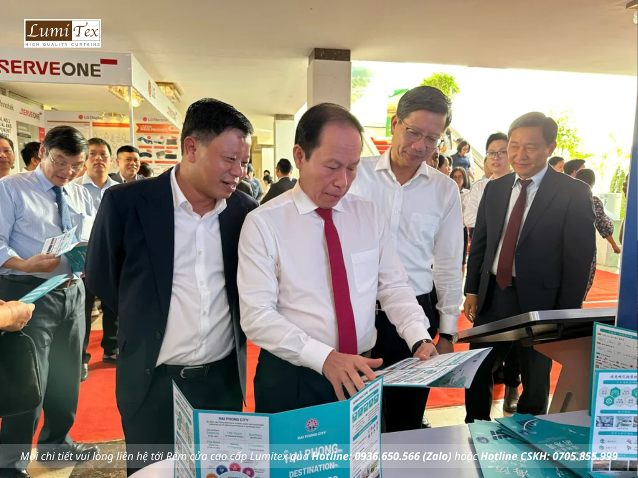 Đồng chí Bí thư Thành uỷ Hải Phòng – Lê Tiến Châu cùng các lãnh đạo thành phố và đại biểu lãnh đạo 700 doanh nghiệp FDI thăm quan các gian hàng trưng bày, giới thiệu các thành tựu, sản phẩm, định hướng phát triển của thành phố và các doanh nghiệp tiêu biểu trong KCN, KKT.