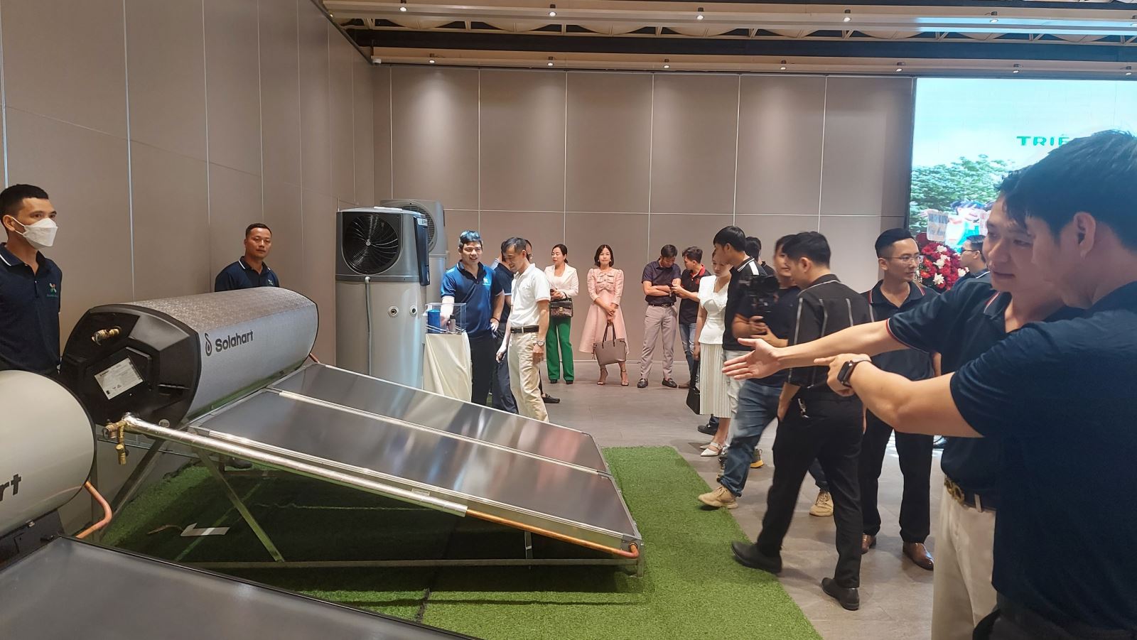 Chuyển đổi sang Máy nước nóng năng lượng mặt trời Solahart